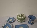 beaucoup d'assiettes et de bols bleus et blancs sur la table