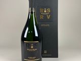 une bouteille de champagne à côté d'une boîte noire