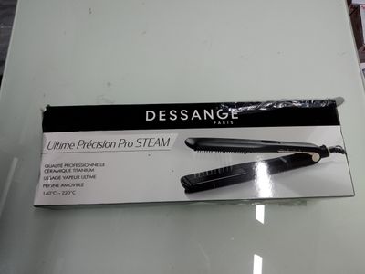 une boîte de produits Dessange pour lisser les cheveux posée sur une table