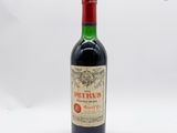 une bouteille de vin posée sur une table