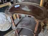une table sur laquelle est posé un plateau