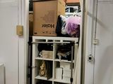 un placard dont les étagères sont remplies de cartons