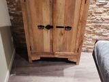 un petit meuble dans un coin du salon