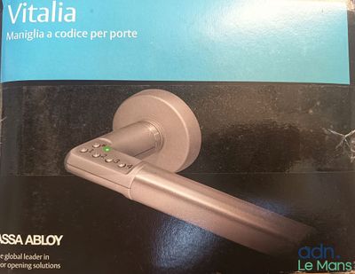 une boîte contenant une télécommande Wii, posée sur une table