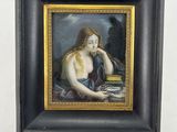 une image représentant un tableau où l'on voit une femme assise sur une table