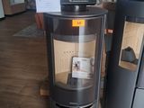 deux types de cuisinières exposés dans un magasin
