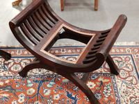 Paire de fauteuils type curule en noyer, assise garnie de ca… (photo 4)