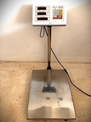 une image représentant une balance sur laquelle est posé une calculatrice