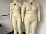 deux mannequins exposés dans une pièce