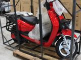 un scooter posé sur une palette dans un entrepôt