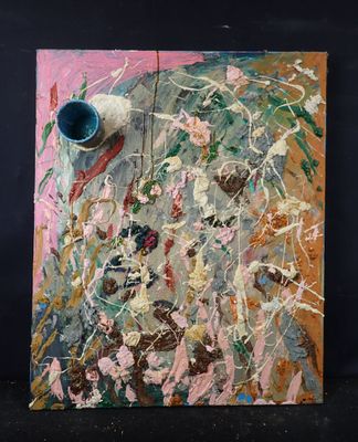 un tableau accroché au mur représentant un vase bleu