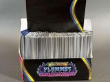 boîte de cartes à collectionner Pokémon sur laquelle est posée une pile de cartes