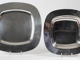 une paire de plats plaqués argent sur des socles, sur fond blanc