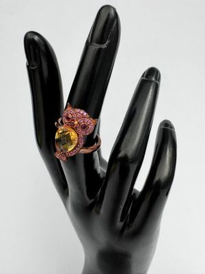 une photo d'une bague à la main d'un mannequin