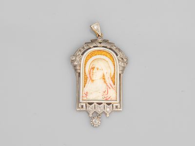 une image représentant un pendentif en argent et en or orné du portrait d'une femme