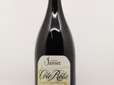 gros plan d'une bouteille de vin sur une table