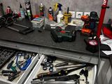 de nombreux outils dans le tiroir d'un établi dans le garage