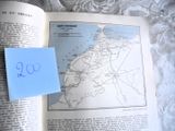 un livre ouvert sur lequel se trouve une feuille de papier
