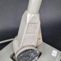 Lampe d'atelier en métal laqué gris, avec bras articulé et l… (photo 3)