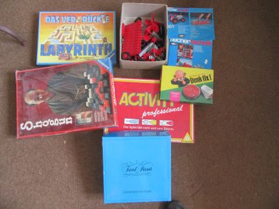 beaucoup de jouets et de jeux par terre