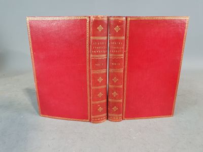 deux livres rouges aux tranches dorées posés sur une table