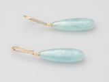 une paire de boucles d'oreilles en quartz aqua et diamants