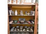 une vitrine remplie de vaisselle et d'autres objets exposés