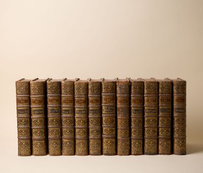 une pile de vieux livres posés les uns sur les autres