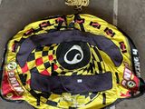 un sac jaune et noir orné d'un motif noir et rouge