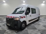 la camionnette blanche est garée dans une grande pièce au sol en damier