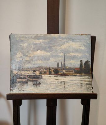 une image d'un tableau sur un chevalet dans une pièce