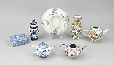 de nombreux types de théières et de soucoupes sur la table