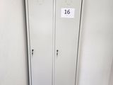 deux casiers situés dans un coin d'une pièce, avec une pancarte sur la porte