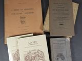 trois livres sont posés sur une table les uns à côté des autres