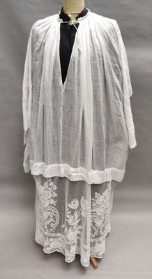 une photo d'un mannequin portant une robe blanche et une cravate noire