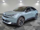 Le nouveau SUV Toyota C-HR est exposé dans un showroom