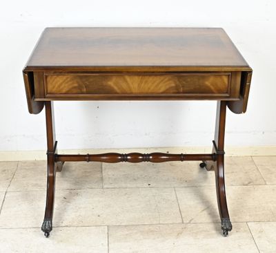 une vieille table en bois surmontée d'un tiroir