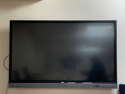 un téléviseur à écran plat fixé au mur d'une pièce