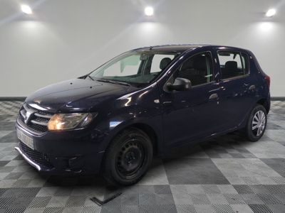 la petite voiture bleue est garée dans une pièce au sol à carreaux