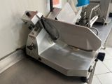 une machine posée sur le comptoir d'une cuisine