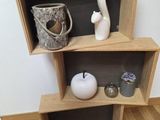 une étagère composée de deux tablettes, sur laquelle se trouve un vase