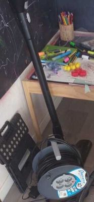 un bureau avec un tableau noir et une chaise noire sur laquelle est posé un tableau noir