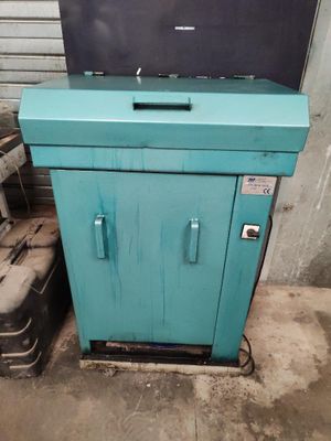 un meuble bleu sur lequel est posée une télévision
