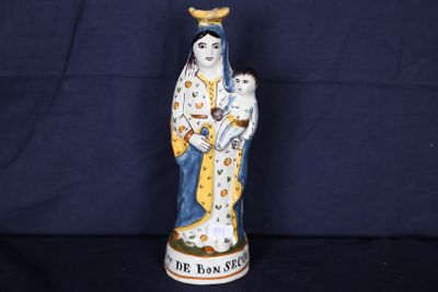 une statue représentant une femme tenant un chat et un oiseau sur la tête