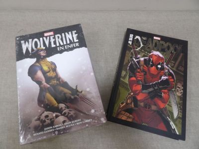 Des bandes dessinées de Wolverine et Deadpool posées sur une table