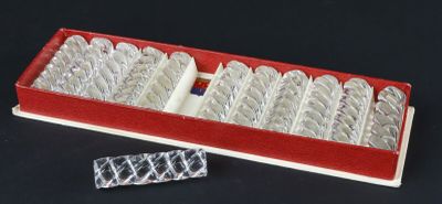 une boîte rouge contenant tout un tas de cuillères en argent