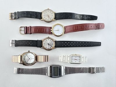 plusieurs types de montres sont présentés sur une surface blanche