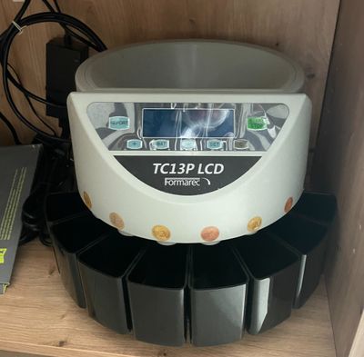 une machine posée sur une étagère