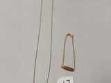 deux colliers en or ornés d'une lettre « f » et un collier en or sur lequel figure une lettre « f »