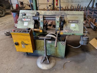 l'image d'une machine dans un garage
